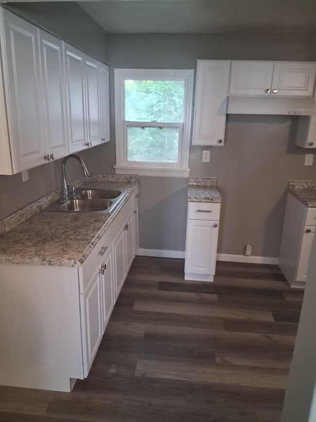Building Photo - Great 4 bed 1.5 bath close to everything &...