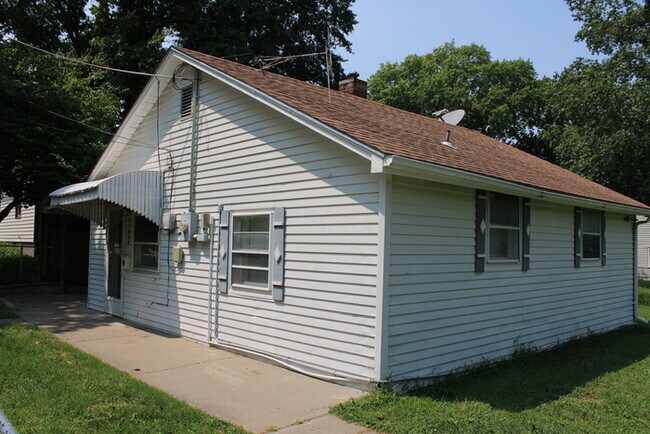 Foto del edificio - 2bed 1 bath in Independence off Chrysler