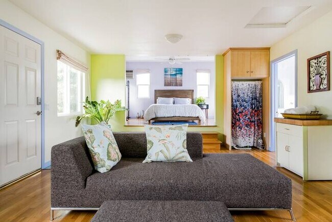 Building Photo - 1042 Amoroso Pl