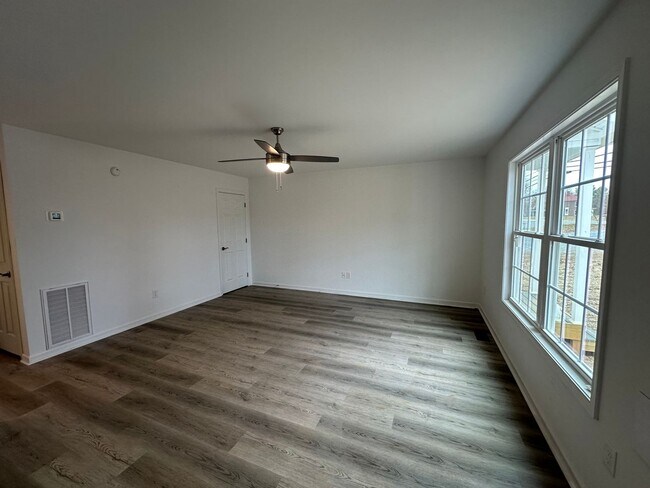 Building Photo - Spacious townhouse in Bedford! Brand new!