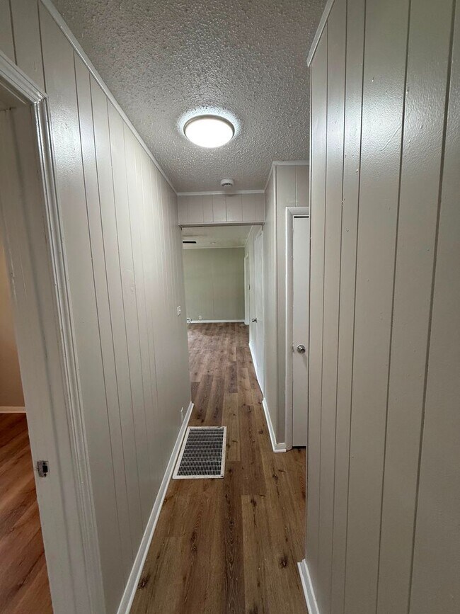 Building Photo - Ruskin Heights - 3 Bedroom 1 Bathroom