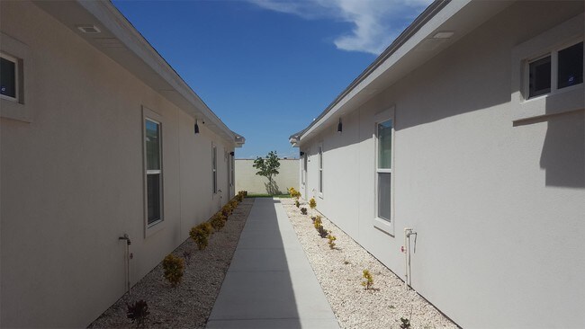 Building Photo - 705 E la Cantera Ave