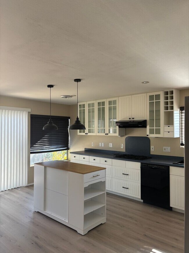 Foto del edificio - 3 bedroom 2 bath single story home for lease