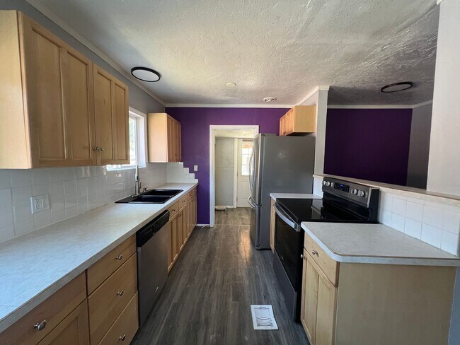 Building Photo - Centrally Located Single Family Home
