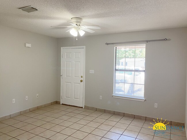 Foto del edificio - Nice 2 Bedroom Duplex in Navarre!