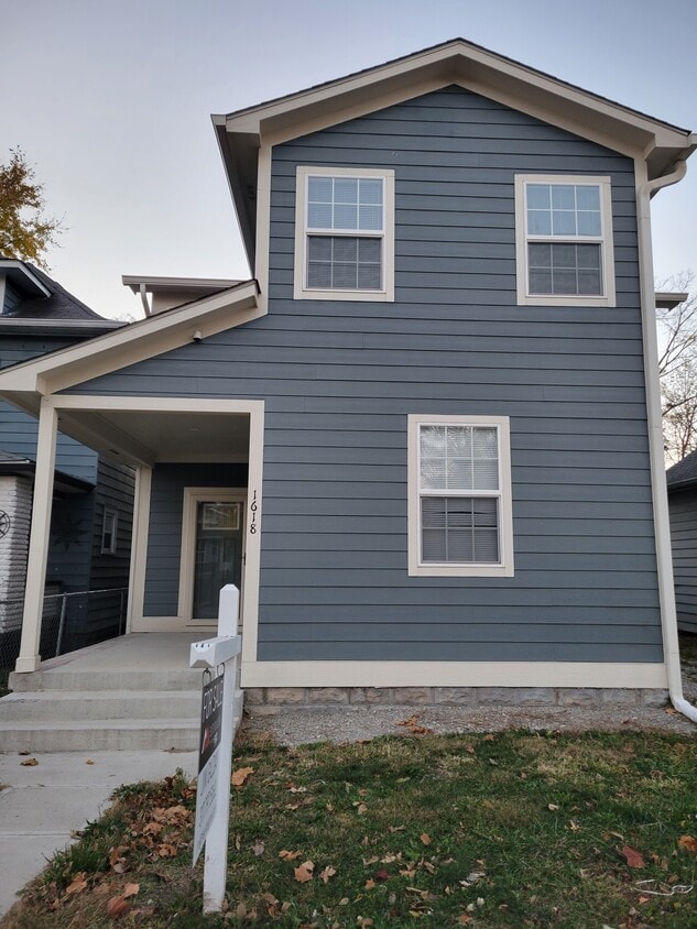 Cozy home; completely remodeled in 2025. One minute from the highway. - 1618 N Rural St