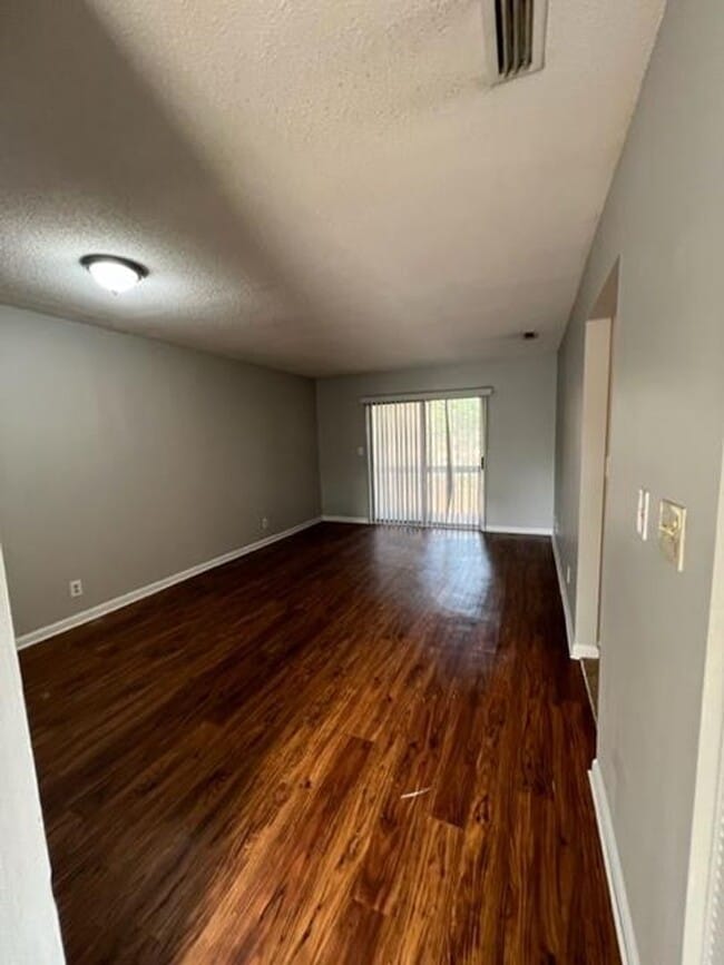 Building Photo - 2 Bedroom/1 Bath Apartment located in Hahi...