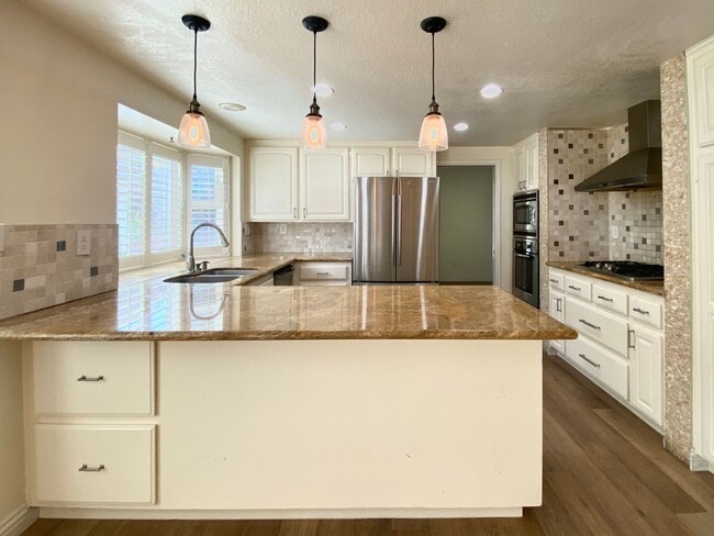 Building Photo - 5 Bedroom 3 Bathroom Executive Home in Weibel Fremont!