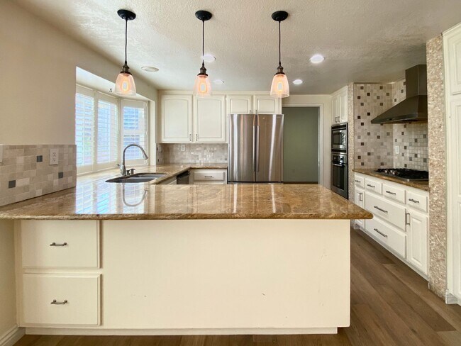 Foto del edificio - 5 Bedroom 3 Bathroom Executive Home in Weibel Fremont!