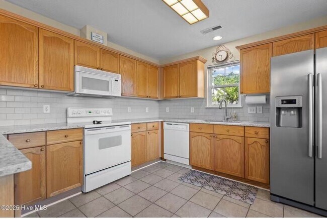 Foto del edificio - Charming 3BR House in Leland,NO HOA commun...