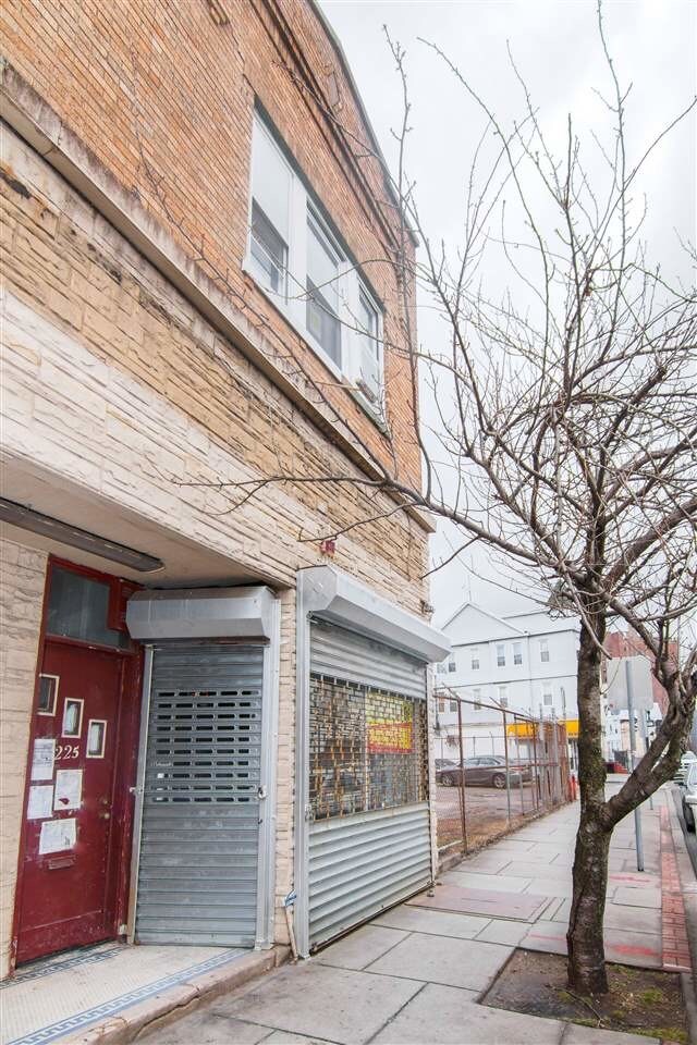 Foto del edificio - 225 Monticello Ave