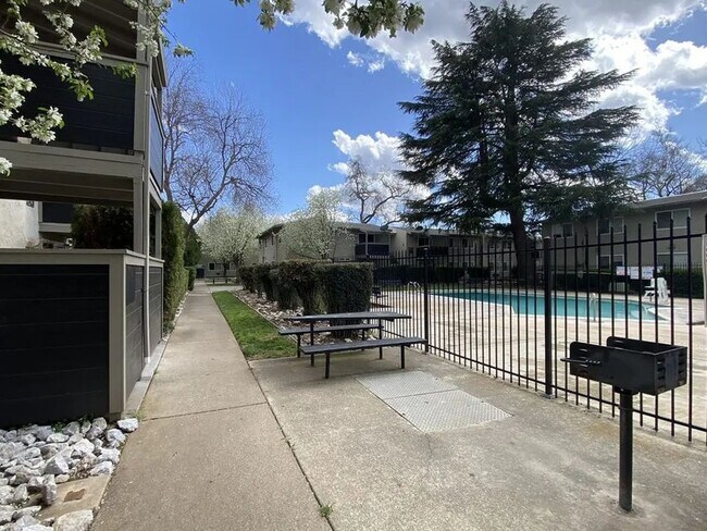 Foto del edificio - Menlo Pointe
