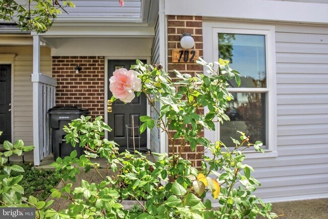 Building Photo - 46357 Columbus Dr