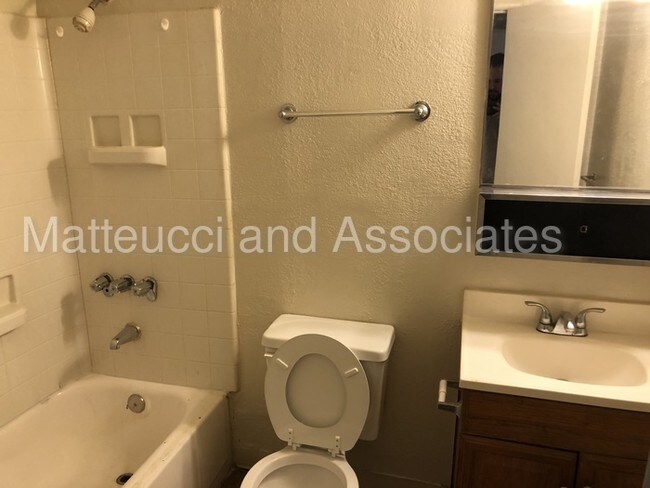 Building Photo - Conveniently Located 1 bed 1 bath