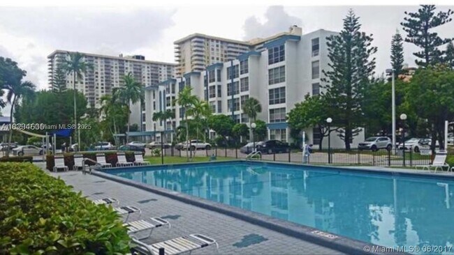 Foto del edificio - 17570 Atlantic Blvd
