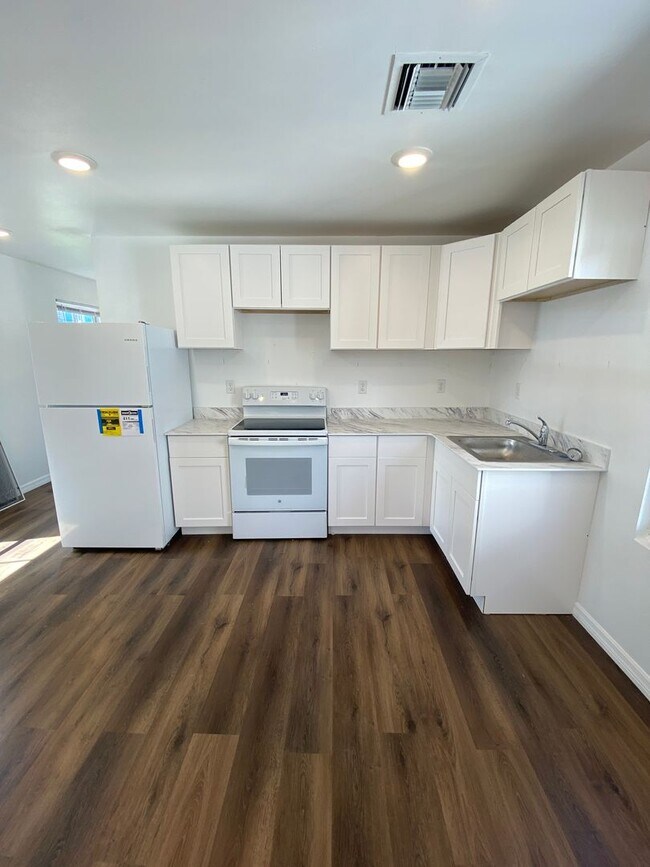 Foto del edificio - Fully renovated Charming 1-Bedroom + Offic...