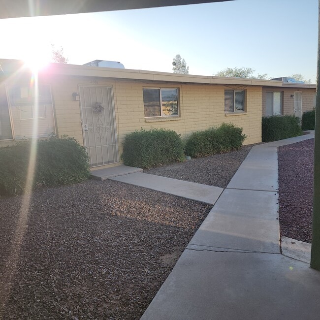 Building Photo - 3001 E Blacklidge Dr