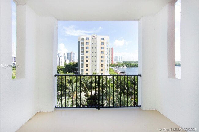 Foto del edificio - 17100 N Bay Rd