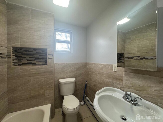 Foto del edificio - 556 Roosevelt Ave