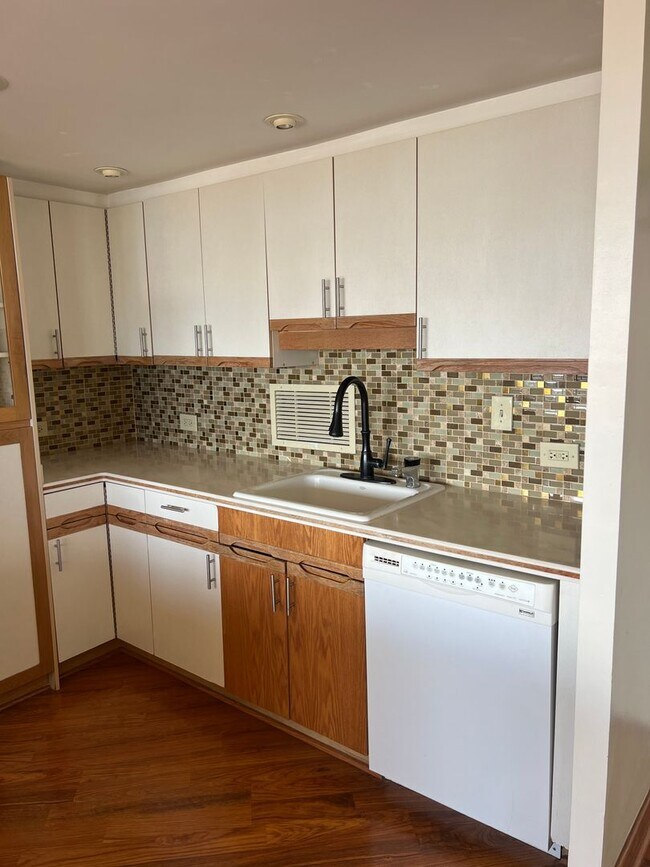 Photo - SPACIOUS 1 Bed 1.5 Bath 1 Parking w/ Amazi... Apartment