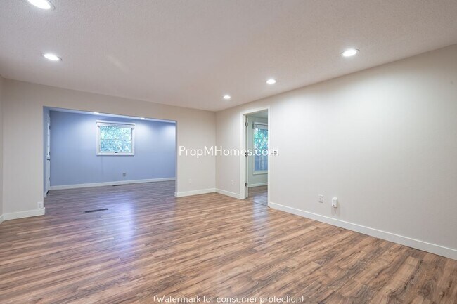 Foto del edificio - 15775 NW Oakhills Dr