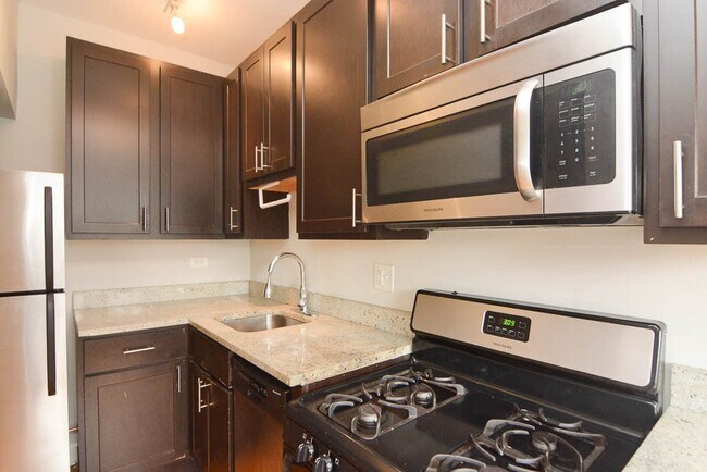 Building Photo - 4644 N Paulina St