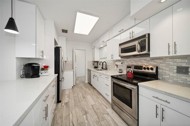 Foto del edificio - 6470 Franklin St