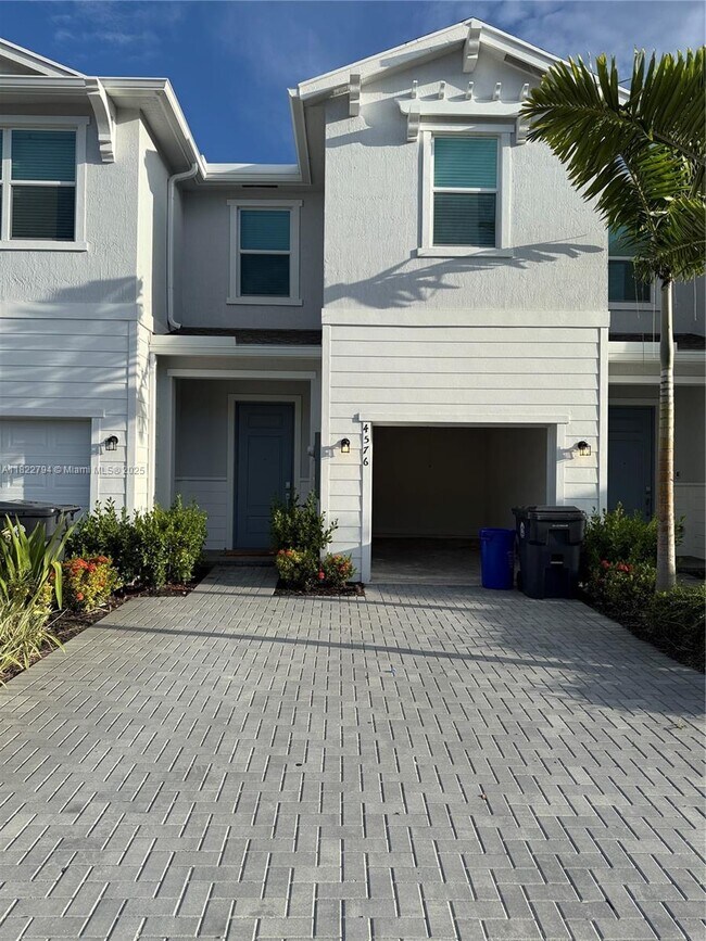 Building Photo - 4576 Hollister Ave