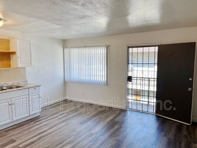 Building Photo - 3943 La Rica Ave