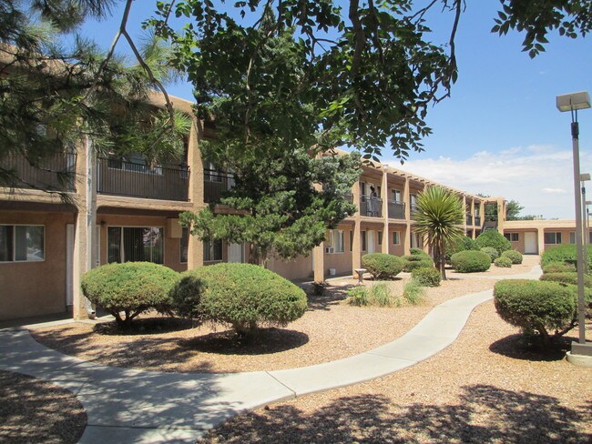 Foto del edificio - El Pueblo Apartments