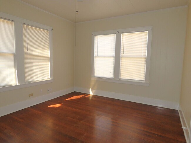Foto del edificio - Charming 1 Bedroom Duplex- Water, Trash & ...