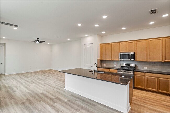 Building Photo - 1511 Emma Lk Dr