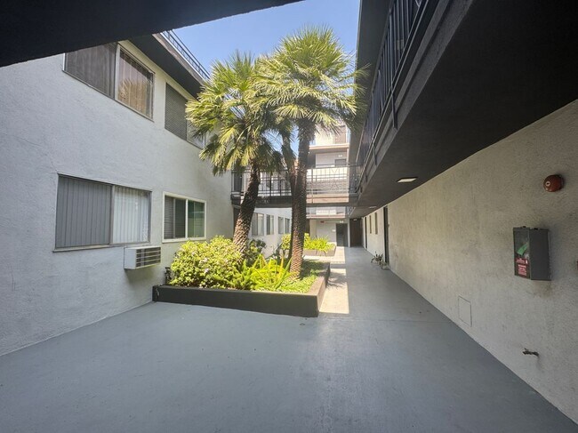 Foto del edificio - 5643 Carlton Way