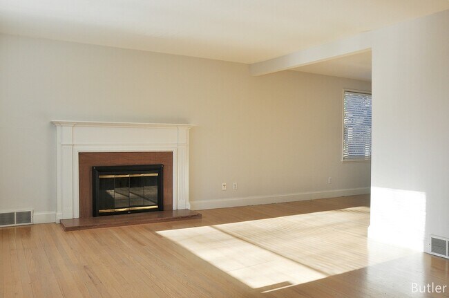 Foto del edificio - CLICK "REQUEST A TOUR" NOW!