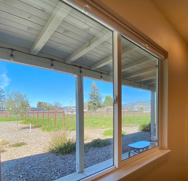 Foto del edificio - COMING SOON! 3 Bedrooms, 2 Bathrooms with ...