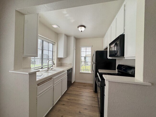 Building Photo - 2 Bed 2 Bath Rancho Penasquitos First Floo...