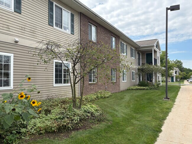 Building Photo - Hawk's Ridge Senior/Family Apartments
