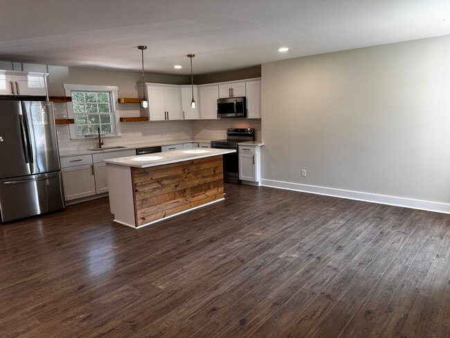 Building Photo - Adorable Woodbine House with Large Flat Ya...