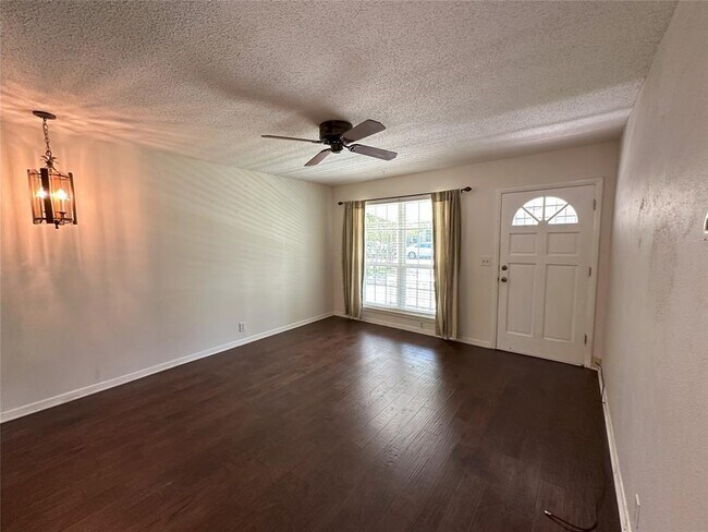 Foto del edificio - 5704 Cedardale Dr