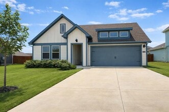 Building Photo - 2310 Hydrangea Dr