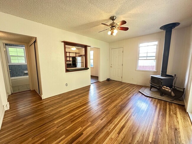 Foto del edificio - Charming 2 Bedroom, 1 Bath Finch Arboretum Area Home