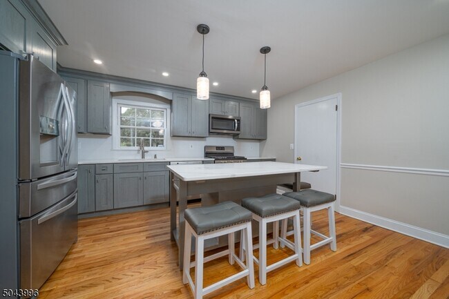 Building Photo - 40 Robin Hood Ln