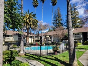 Building Photo - 2560 Walnut Blvd