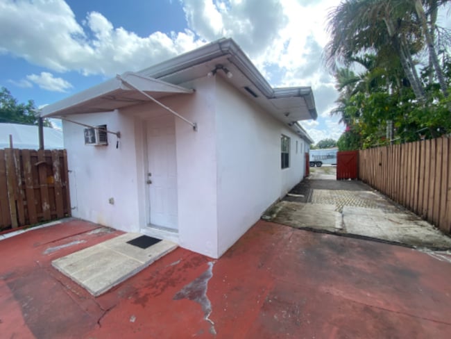 Building Photo - 1041 SW 74th Ave