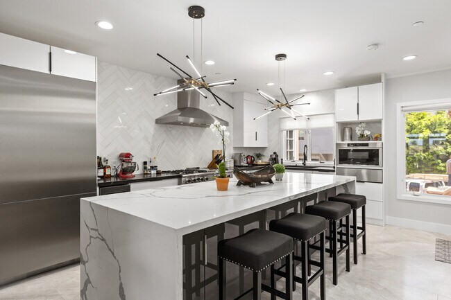Quartz island with faterfall - 302 Carnation Ave