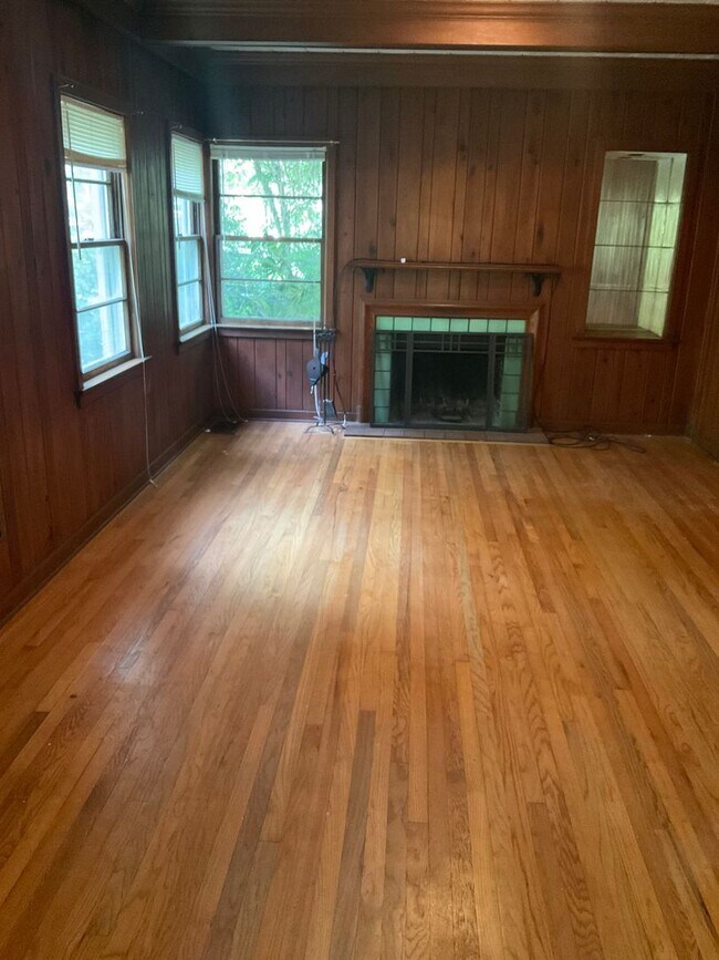 Building Photo - Great Home within Walking Distance to Campus.