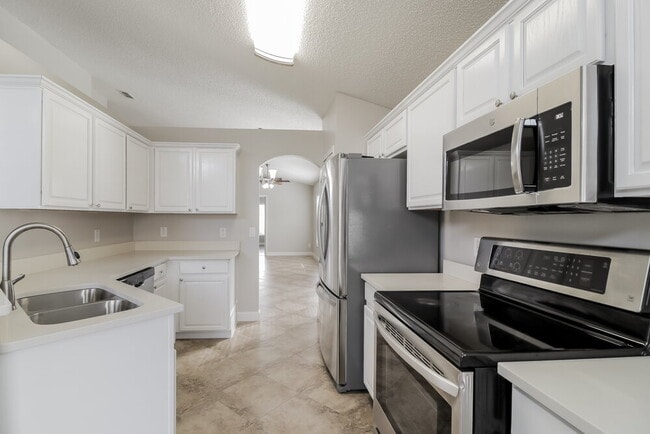 Foto del edificio - 14525 Lisalynne Ct