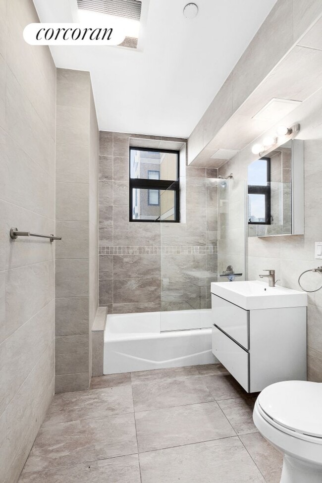 Foto del edificio - 399 E 8th St