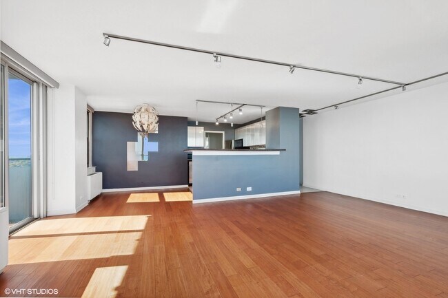 Building Photo - 5701 N Sheridan Rd
