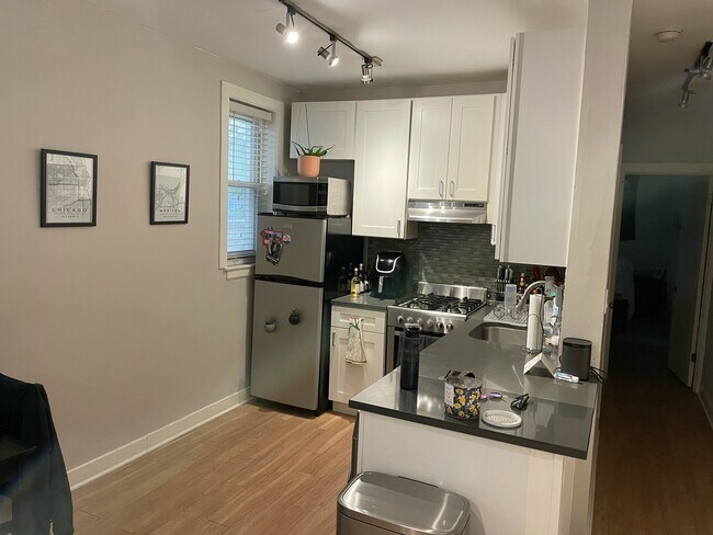 Building Photo - 511 W Belmont Ave